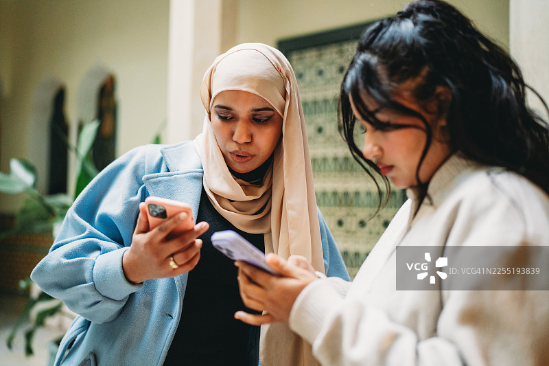 年轻的穆斯林女性通过智能手机和技术进行连接图片素材