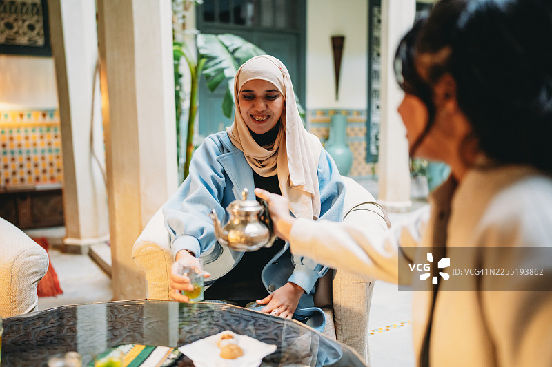 两位穆斯林女性正在享受摩洛哥茶道的待客之道图片素材