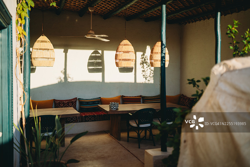摩洛哥风格的庭院餐厅，藤编灯饰投下斑驳光影图片素材