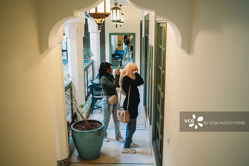 两位女性探索摩洛哥传统庭院建筑图片素材