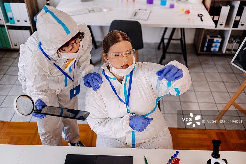 年轻的科学家在实验室里使用放大镜进行研究图片素材