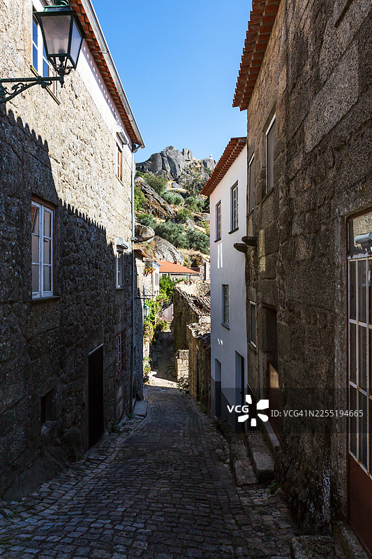 葡萄牙蒙桑托老镇（Idanha-a-Nova）的狭窄街道图片素材