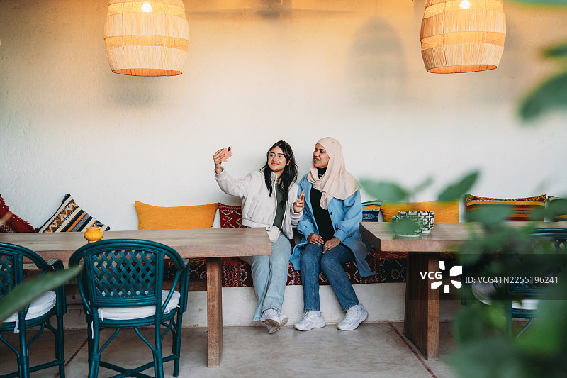 穆斯林女性朋友在咖啡馆自拍图片素材