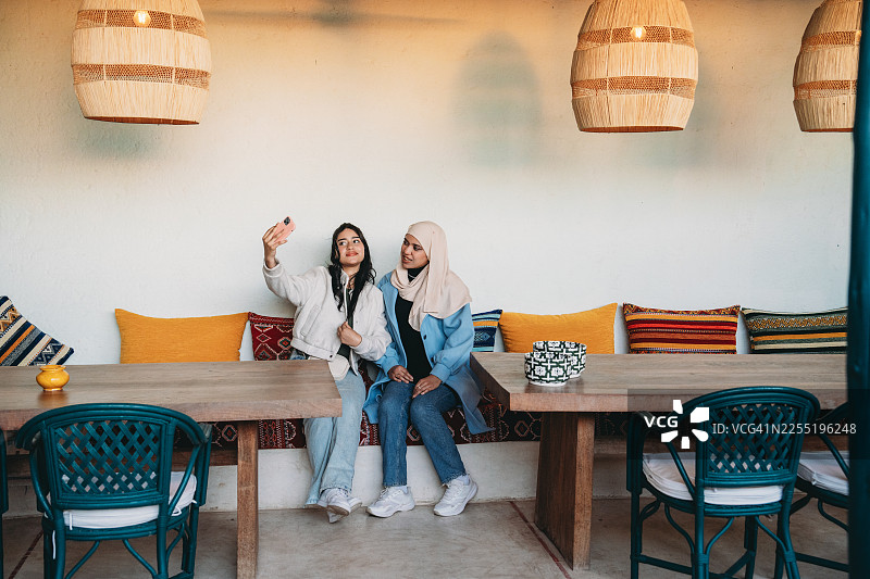 两位年轻女性在咖啡馆自拍图片素材