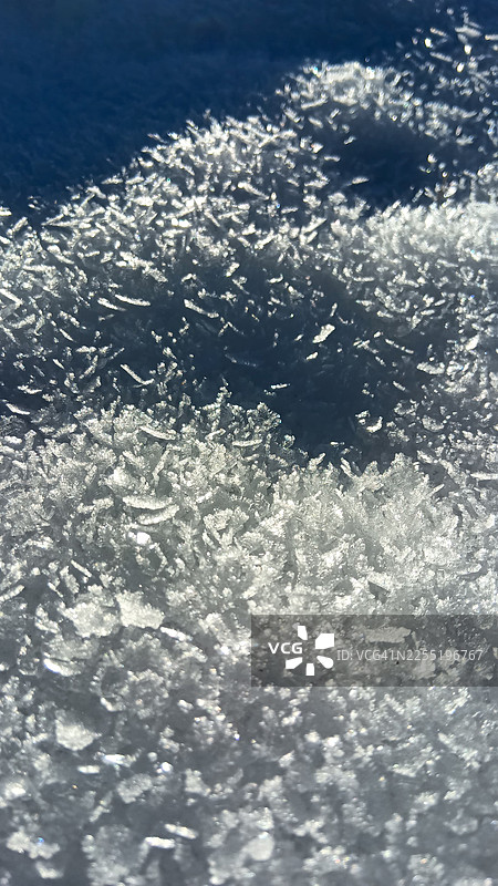 雪地表面冰晶的特写图片素材