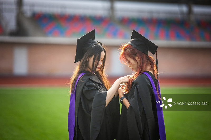 毕业前伸出援手图片素材