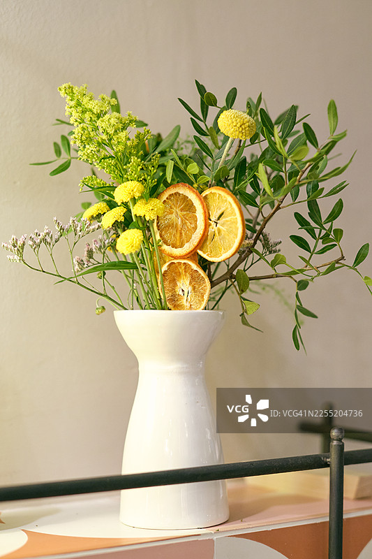 用干橙片装饰的插花，点缀家居内景图片素材