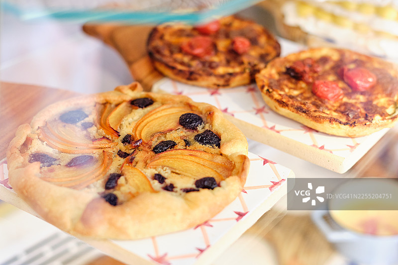 烘焙店里展示着正在烘烤的甜味和咸味挞图片素材