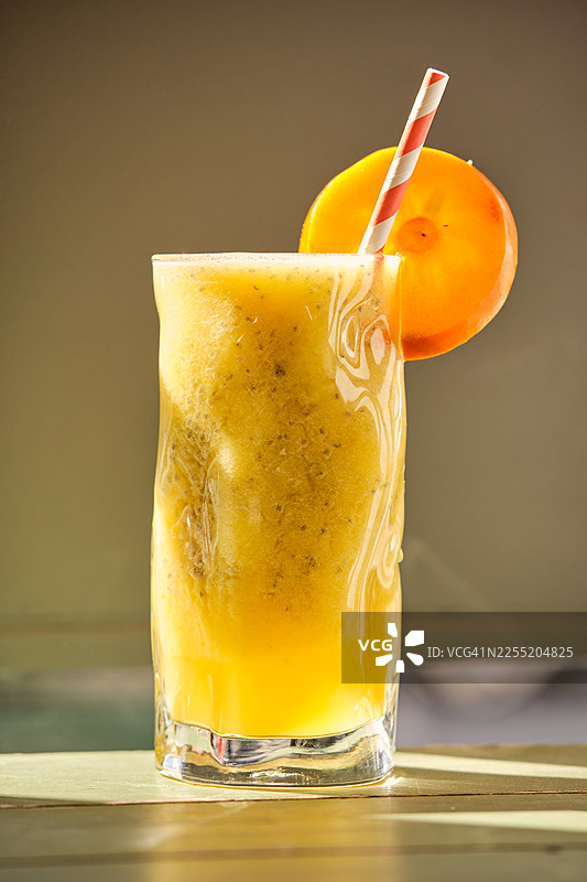 一杯新鲜柿子冰沙，插着吸管图片素材