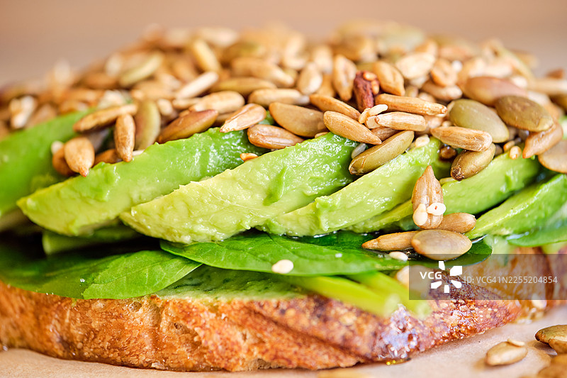 牛油果吐司配菠菜和混合种子，健康饮食图片素材
