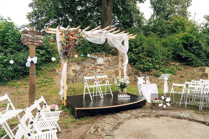 风景如画的夏日户外婚礼场地，典雅的露天仪式现场，温暖的自然光图片素材