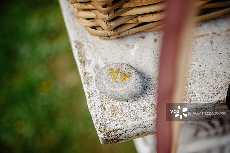 夏日精致婚礼桌饰与摆件，自然光下的浪漫优雅接待细节图片素材