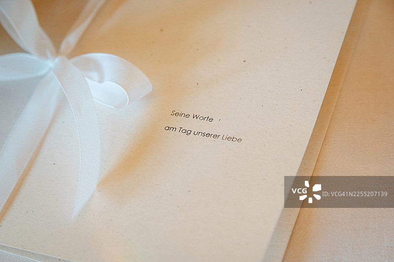 夏日精致婚礼桌饰与摆件，自然光下的优雅浪漫接待细节图片素材