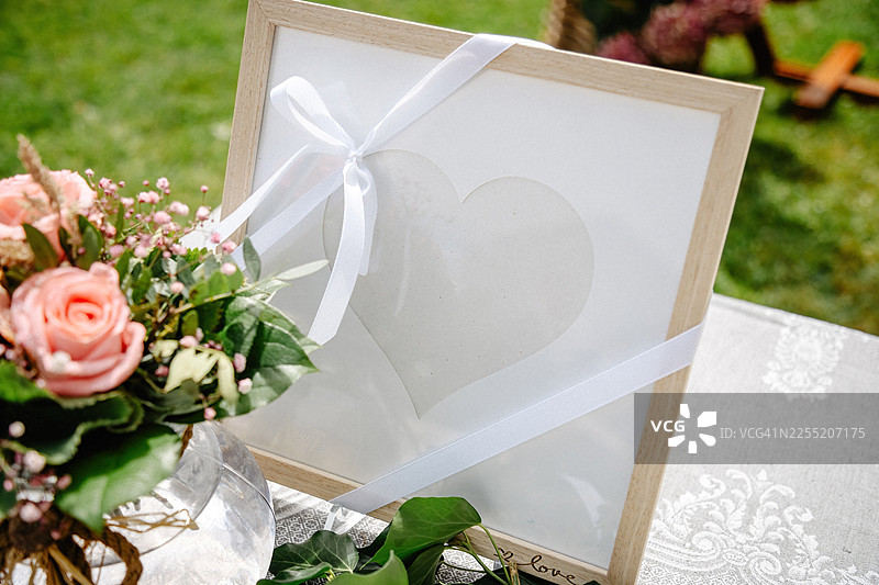 夏日精致婚礼桌饰与摆件，自然光下的浪漫优雅接待细节图片素材