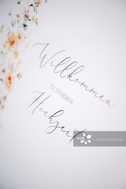 夏日精致婚礼餐桌装饰品，自然光下的优雅浪漫接待细节图片素材