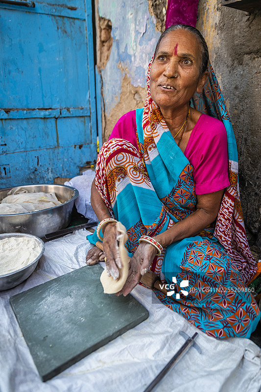 印度街头小贩制作食物 - 恰巴提，扁面包图片素材