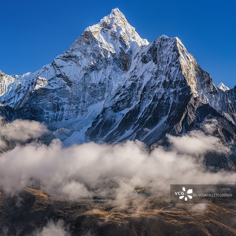 尼泊尔喜马拉雅山脉美丽阿玛达布兰峰的 4800 万像素 XXXXL 全景图图片素材