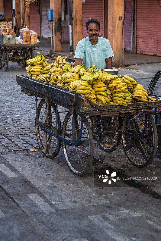 印度斋普尔街头香蕉小贩图片素材