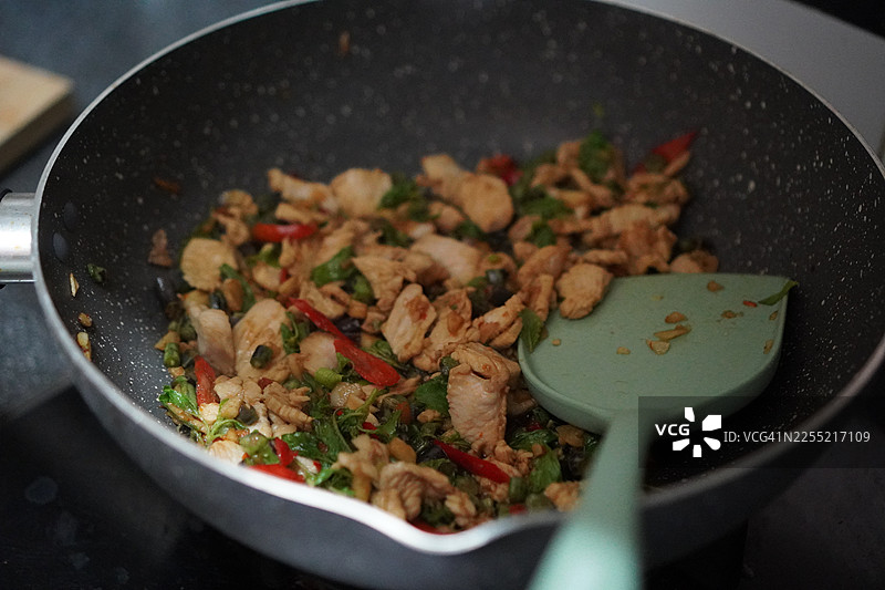 锅中烹饪泰式罗勒炒鸡图片素材