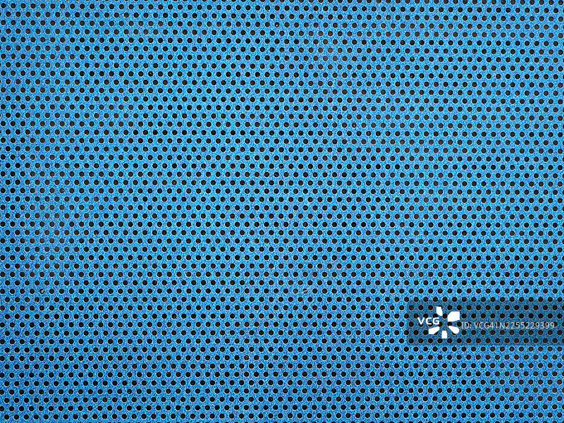 法国巴黎蓝色穿孔金属板，阳光，自然色彩。图片素材