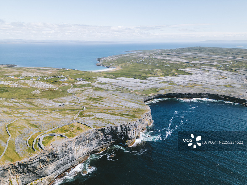 爱尔兰 Aran Islands 岛 Inis Mór 的鸟瞰图，有悬崖和邓恩阿林古石堡遗址图片素材