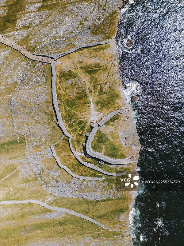 爱尔兰 Aran 岛 Inis Mór 的航拍图，展示了悬崖和都恩奥古斯古老石堡的遗址图片素材