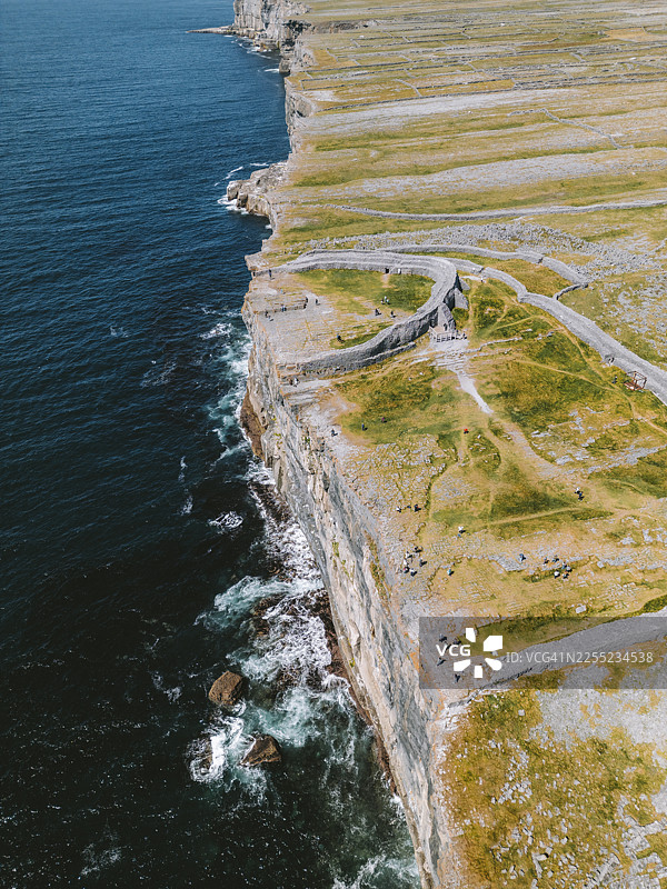 爱尔兰 Aran 岛 Inis Mór 的航拍图，有悬崖和邓埃尼奥斯古石堡遗址图片素材