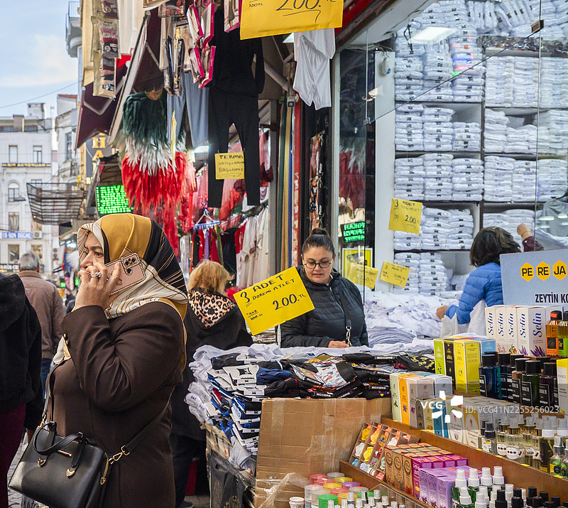 土耳其伊斯坦布尔街市上，一位女士正在打电话图片素材