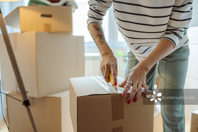 搬家日，新公寓：打包箱、胶带，入住新居图片素材