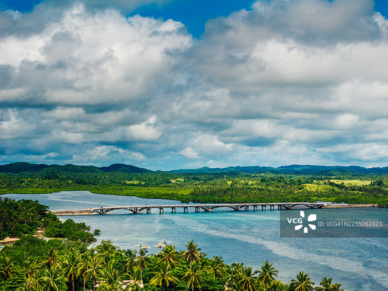 风景如画的锡亚高岛桥，横跨热带水域图片素材