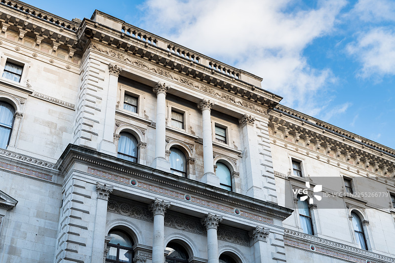 英国外交和联邦事务部大楼，白厅，伦敦，低角度视图。图片素材