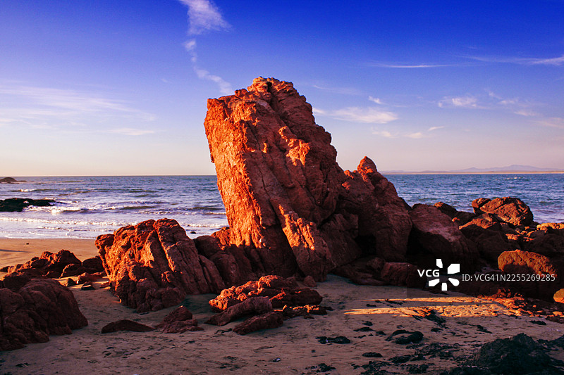 墨西哥马萨特兰海滩上的锯齿状岩石图片素材