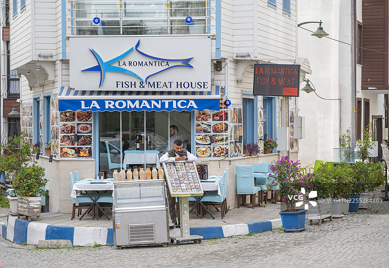 位于伊斯坦布尔的La Romantica Fish & Meat House餐厅，提供户外用餐区图片素材