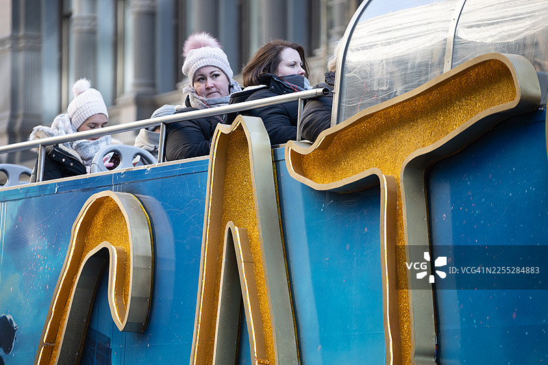 一辆纽约的旅游巴士上刊登着电影《猫》的广告图片素材