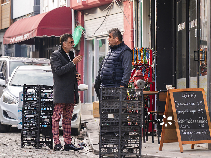 伊斯坦布尔街头，两位男士正在交谈图片素材