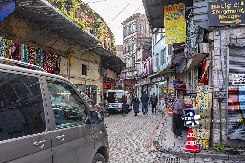 伊斯坦布尔街头集市，有商店和行人图片素材