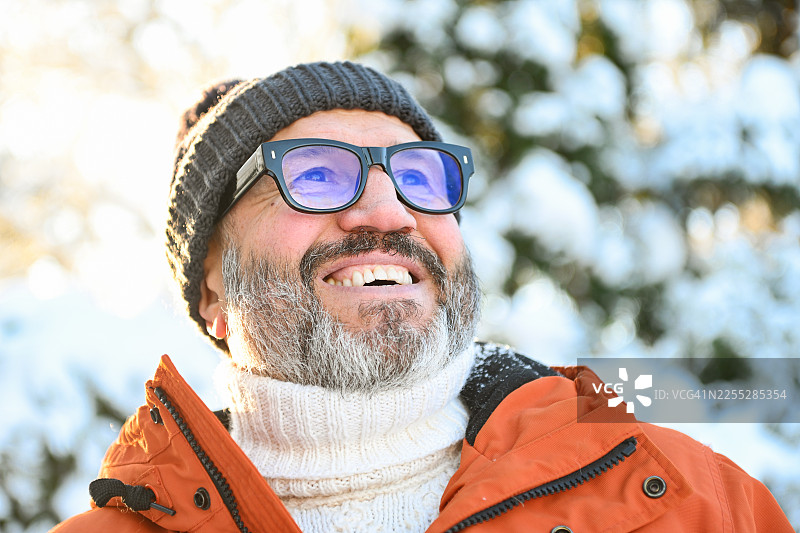 身穿冬装的成熟男士在冬季的自然环境中图片素材