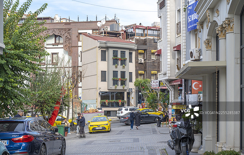 伊斯坦布尔街景，有汽车和行人图片素材