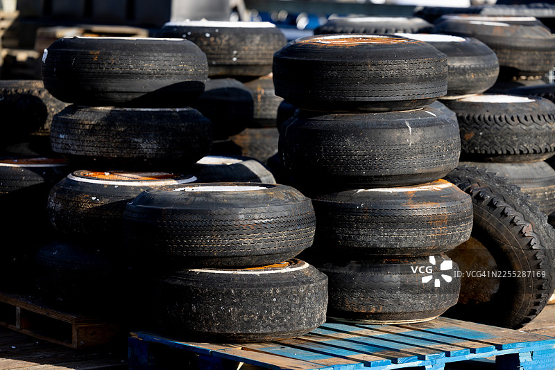 堆叠在木托盘上的旧轮胎图片素材