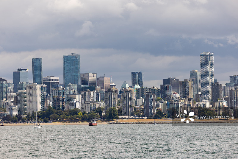 从沿海水域看到的现代城市天际线图片素材