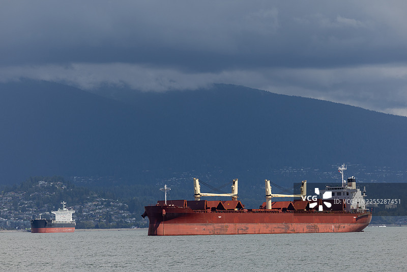 散货船停靠在沿海城市附近图片素材