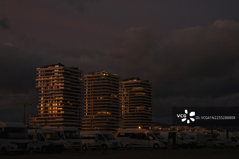 夜间停靠在马拉加海滩岸边的房车图片素材