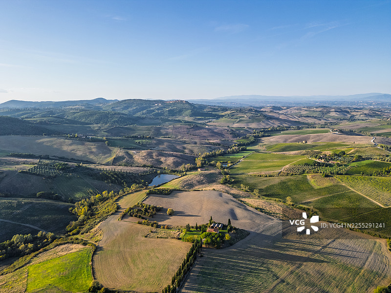 俯瞰山顶城镇和丘陵，蒙特普尔恰诺图片素材