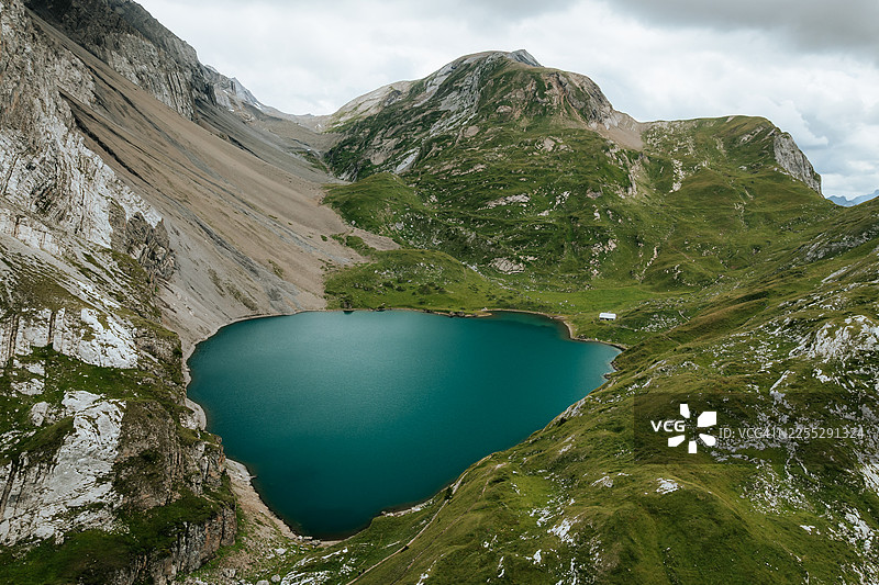 阿尔卑斯湖泊和草地的鸟瞰图图片素材