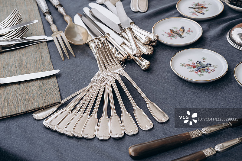 优雅的复古银器和花卉餐盘餐桌布置，适合精致餐饮或活动图片素材