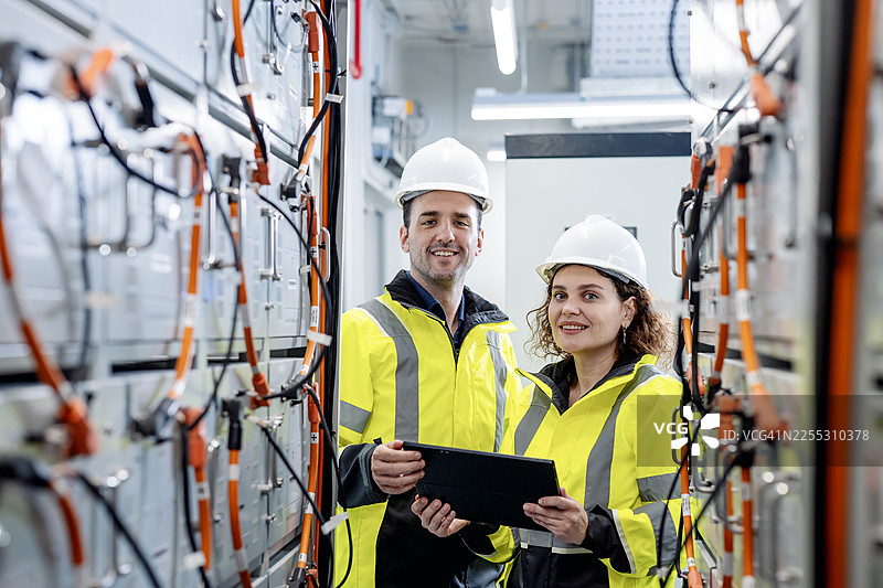 利用太阳能电池储能优化您的系统性能。它能捕获阳光充足时产生的多余能量，让您充分利用太阳能电池板发电的每一小时。图片素材