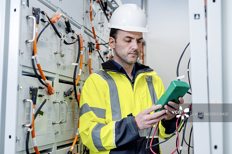 电池测试对于太阳能储能系统至关重要。通过测量充电保持能力、电压和整体健康状况，这些测试可以识别容量随时间的损失。定期诊断可确保您的储能组件继续发挥最佳功能。图片素材