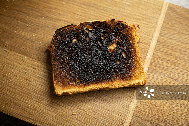 切菜板上的烤焦吐司图片素材