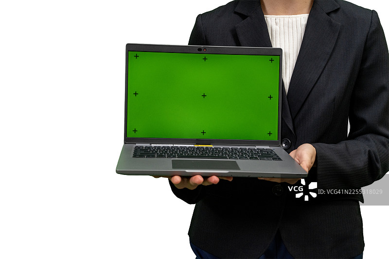 一位女商人在使用带有绿色背景幕的笔记本电脑图片素材