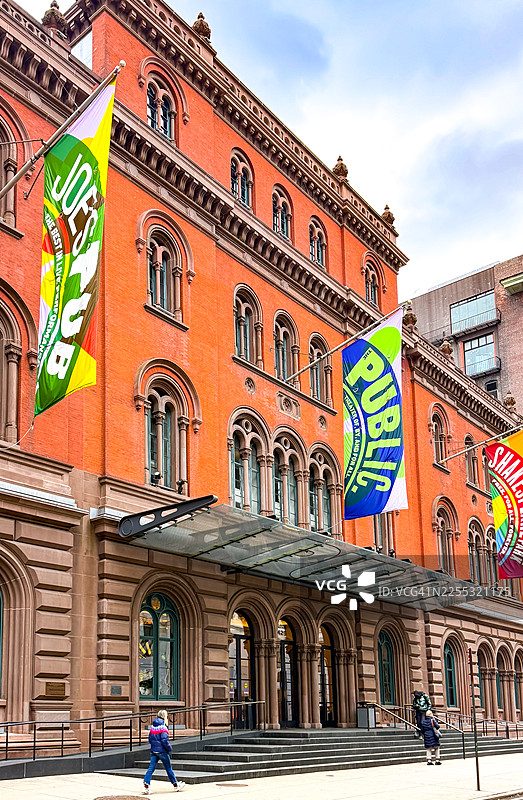 纽约市公共剧院附近散步的人们图片素材